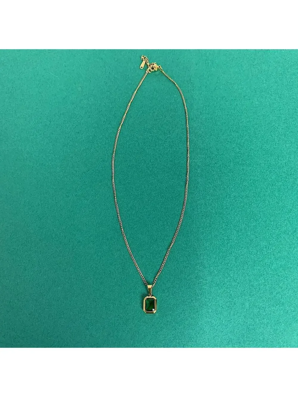 Classy Gold Chain Green jewel pendant necklace. Chain is unisex. 18 inches